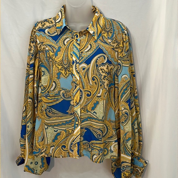 Lilly's Closet Tops - Lilly's Closet Women Blue Gold Pattern Top Size Small Shirt Collar Button Close